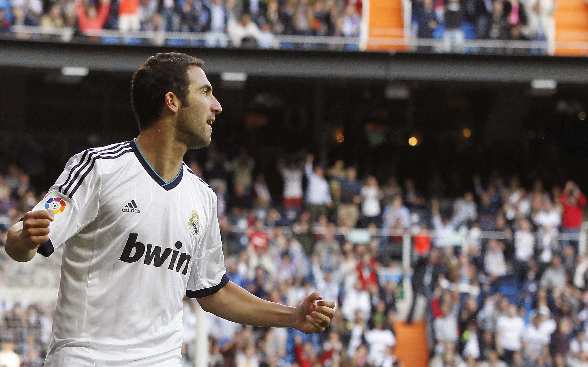 乒乓球比赛现场气氛十分热烈